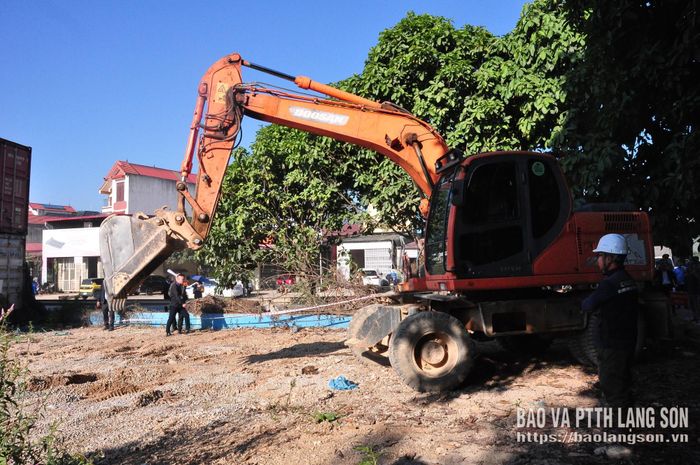 Các phương tiện được huy động để san gạt mặt bằng 