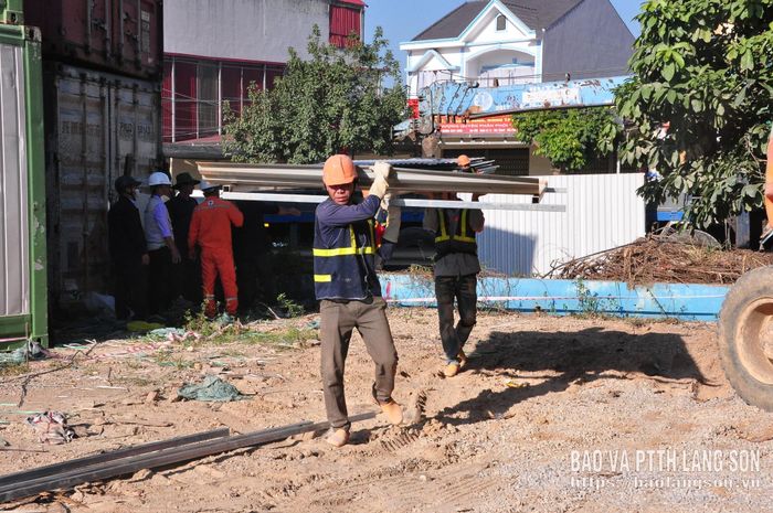 Công nhân vận chuyển tôn, sắt dựng hàng rào quây để chuẩn bị thi công các hạng mục thuộc dự án