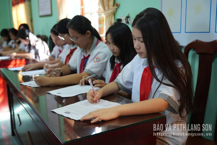 Các em học sinh thực hiện khảo sát