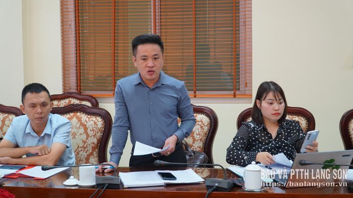 Lãnh đạo Chi nhánh Phát triển quỹ đất khu vực đô thị nêu ý kiến tại cuộc họp