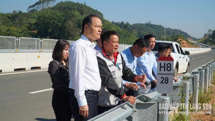 Đại diện doanh nghiệp dự án trao đổi vướng mắc trong công tác GPMB hạng mục đường gom dân sinh tại Km28