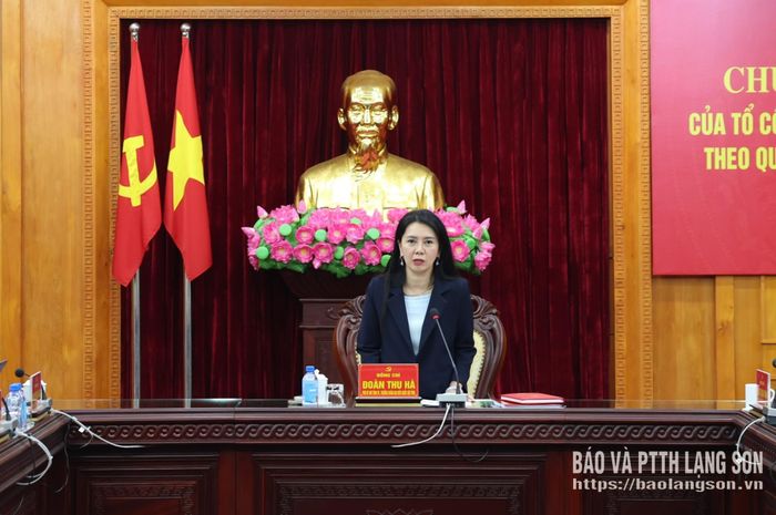 Đồng chí Đoàn Thu Hà, Phó Bí thư Tỉnh uỷ, Trưởng Đoàn đại biểu Quốc hội tỉnh phát biểu kết luận tại chương trình làm việc