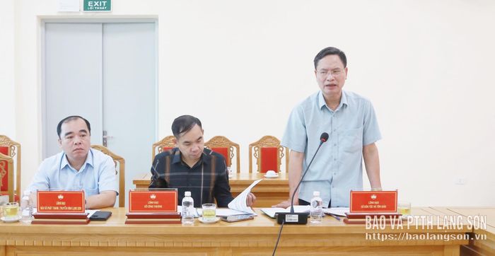 Lãnh đạo Sở Dân tộc và Tôn giáo phát biểu thảo luận tại cuộc họp