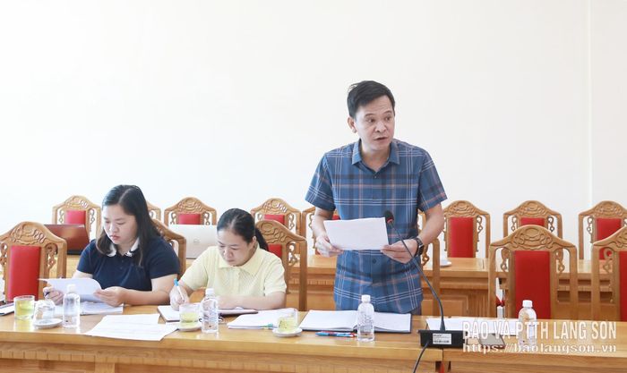 Đại diện Ban Tuyên giáo và Công tác xã hội, Ủy ban MTTQ Việt Nam tỉnh báo cáo tình hình thu, chi Quỹ Cứu trợ 9 tháng đầu năm 2026