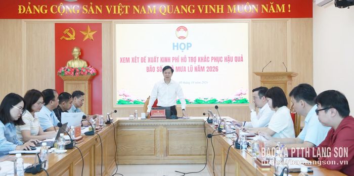 Đồng chí Nguyễn Hoàng Tùng, Phó Chủ tịch Thường trực Ủy ban MTTQ Việt Nam tỉnh, Trưởng Ban Vận động Cứu trợ tỉnh kết luận cuộc họp