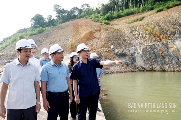 Đồng chí Đinh Hữu Học, Ủy viên Ban Thường vụ Tỉnh ủy, Phó Chủ tịch Thường trực UBND tỉnh kiểm tra tiến độ xây dựng các hạng mục của dự án Thủy điện Tràng Định 2