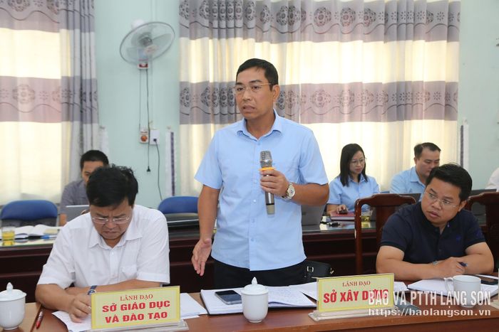 Lãnh đạo Sở Xây dựng phát biểu trao đổi với các xã tại buổi làm việc