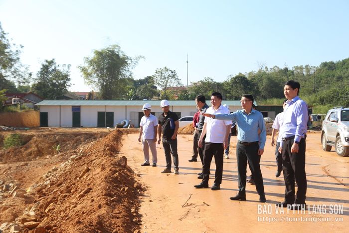 Đồng chí Phó Bí thư Tỉnh ủy và thành viên Tổ công tác kiểm tra Dự án Trường Phổ thông nội trú liên cấp Tiểu học và THCS Quốc Việt
