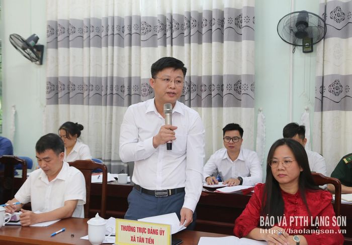 Lãnh đạo xã Tân Tiến báo cáo tình hình phát triển kinh tế - xã hội trên địa bàn xã