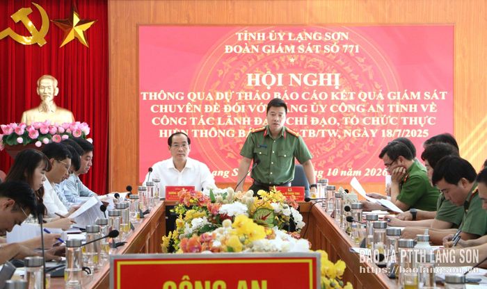 Đại tá Vũ Thanh Tùng, Ủy viên Ban Thường vụ Tỉnh ủy, Bí thư Đảng ủy, Giám đốc Công an tỉnh phát biểu tại hội nghị