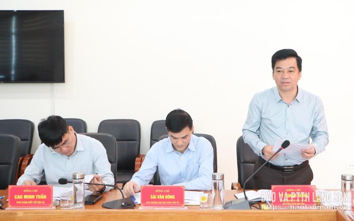 Đại diện Đoàn giám sát trình bày dự thảo báo cáo kết quả giám sát đối với Đảng ủy Công an tỉnh