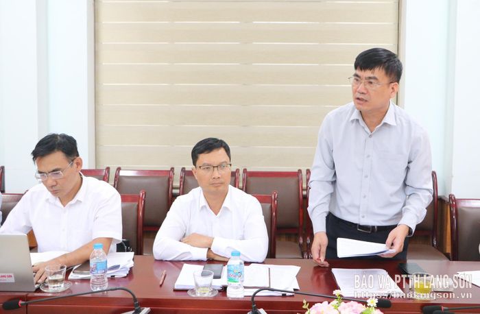 Lãnh đạo Sở Nội vụ phát biểu ý kiến tại hội nghị