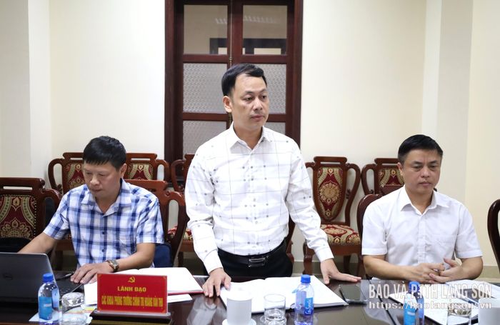 Lãnh đạo phòng chuyên môn của trường phát biểu tại buổi làm việc 