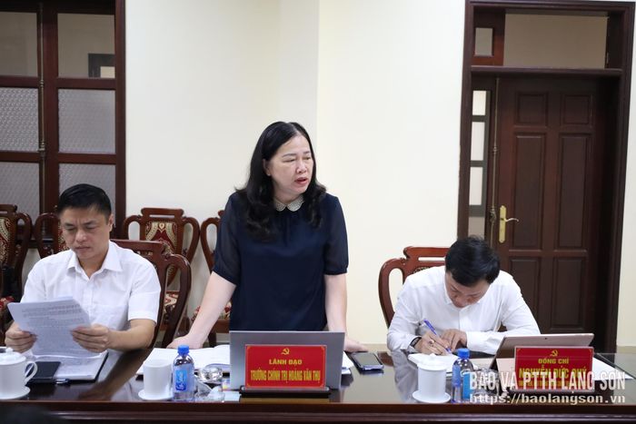 Lãnh đạo Trường Chính trị Hoàng Văn Thụ phát biểu tại buổi làm việc
