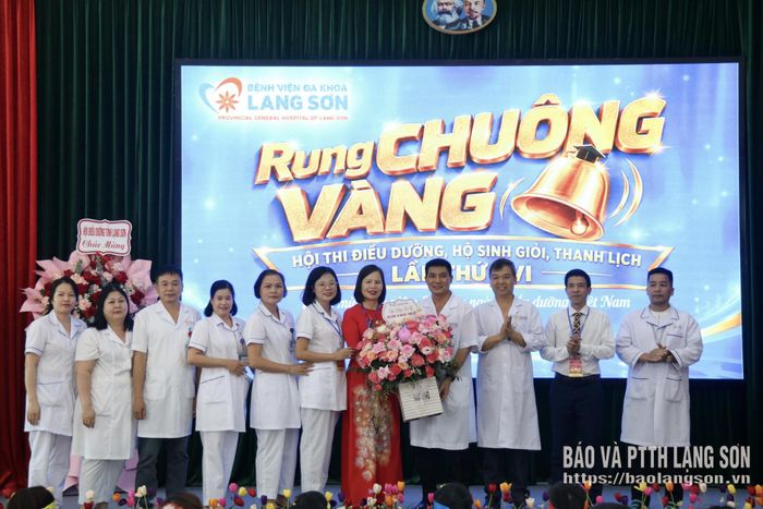 Lãnh đạo BVĐK tỉnh tặng hoa chúc mừng Ngày Điều dưỡng Việt Nam