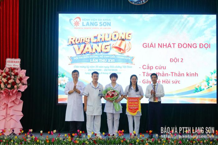 Ban Tổ chức trao giải Nhất đồng đội cho Đội thi số 2