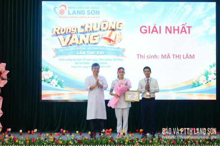 Ban Tổ chức trao giải Nhất cho thí sinh Mã Thị Lâm
