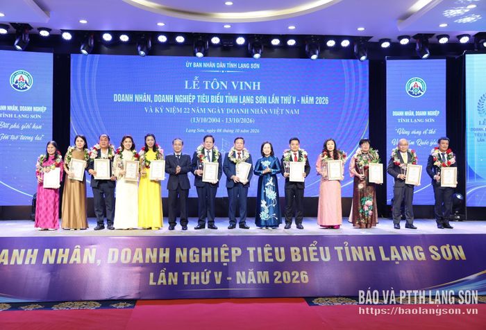 Đồng chí Đoàn Thị Hậu, Phó Bí thư Tỉnh ủy, Chủ tịch HĐND tỉnh và lãnh đạo Liên đoàn Thương mại và Công nghiệp Việt Nam trao cúp và giấy chứng nhận cho các doanh nghiệp tiêu biểu