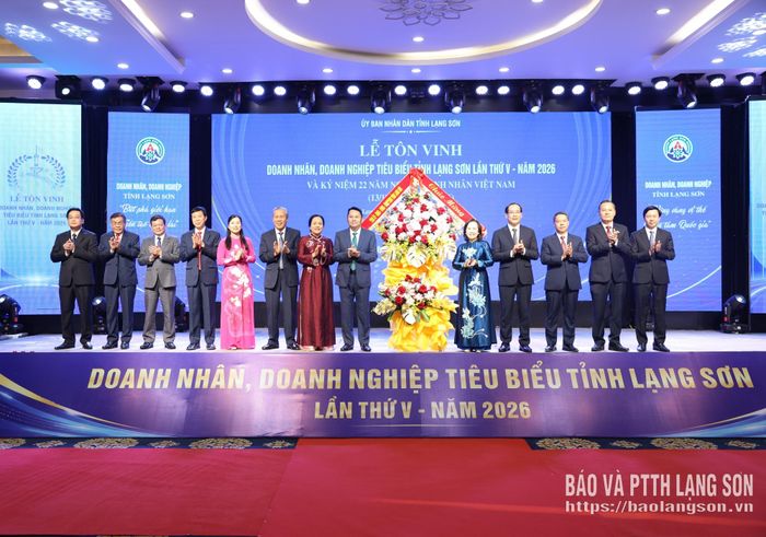 Đồng chí Đoàn Thị Hậu, Phó Bí thư Tỉnh ủy, Chủ tịch HĐND tỉnh và các đồng chí trong Ban Thường vụ Tỉnh ủy, lãnh đạo UBND tỉnh tặng hoa chúc mừng 