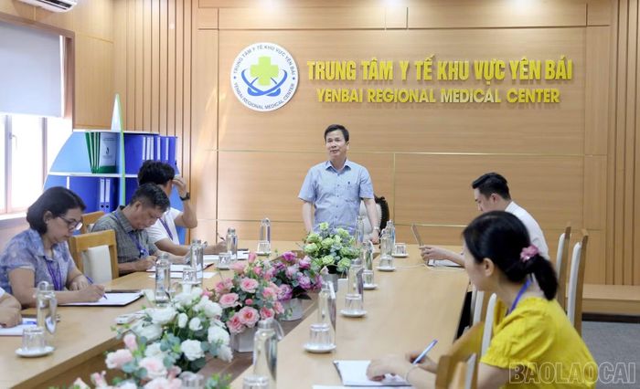 Lãnh đạo Sở Y tế kiểm tra tiến độ thực hiện Chiến dịch 90 ngày làm sạch, làm giàu, chuẩn hóa dữ liệu y tế tại Trung tâm Y tế khu vực Yên Bái.
