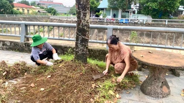 Người dân phường Yên Bái thực hiện vệ sinh môi trường tại khu dân cư.