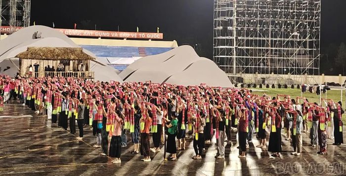 Các diễn viên quần chúng phường Trung Tâm miệt mài luyện tập cho màn đại xòe.