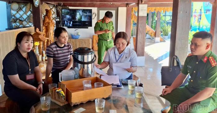 Đoàn kiểm tra liên ngành kiểm tra giấy chứng nhận cơ sở đủ điều kiện an toàn thực phẩm, nguồn gốc, xuất xứ hàng hóa tại các cơ sở sản xuất, kinh doanh trên địa bàn.