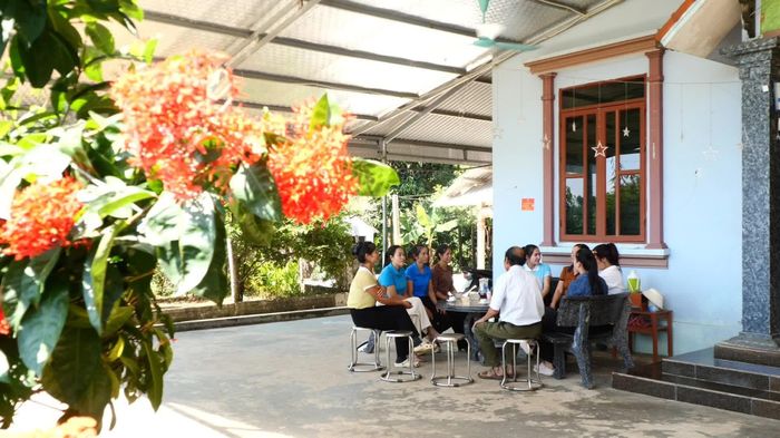 Tại thôn Thịnh Vượng, gia đình chị Đào Thị Chín là mô hình “Nhà sạch, vườn đẹp” được công nhận vào đầu năm 2026. Ngôi nhà khang trang với khoảng sân rộng được bố trí nhiều cây cảnh, tạo nên không gian xanh mát, hài hòa.
