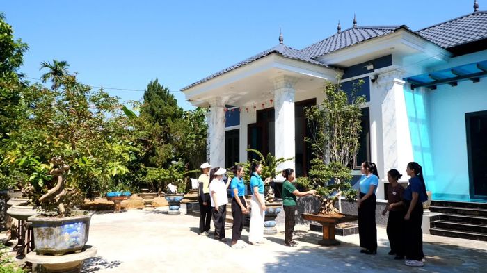 Bên cạnh sự vào cuộc tích cực của hội viên phụ nữ các thôn, việc xây dựng mô hình “Nhà sạch, vườn đẹp” còn nhận được sự quan tâm, phối hợp chặt chẽ của cấp ủy, chính quyền và các đoàn thể địa phương.