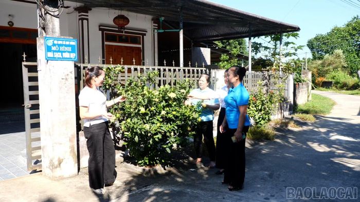 Chị Phan Thị Thà (đứng bên trái) giới thiệu về mô hình "Nhà sạch, vườn đẹp".