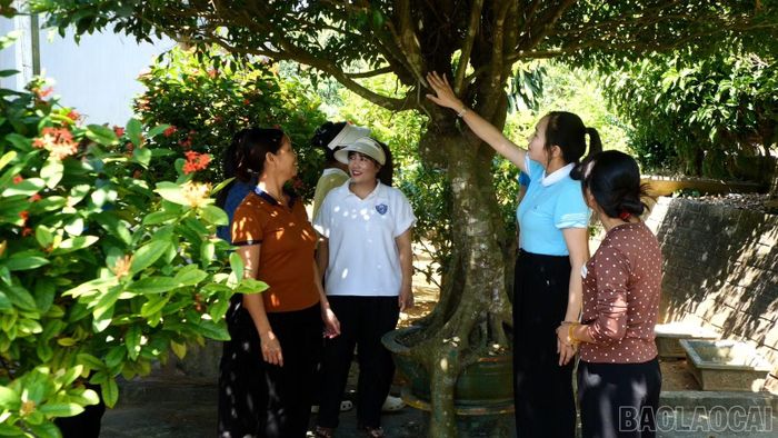 Hội viên phụ nữ xã Quy Mông tham quan mô hình của gia đình chị Đào Thị Chín.