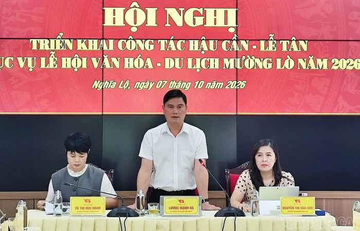 Đồng chí Lương Mạnh Hà - Bí thư Đảng ủy, Chủ tịch HĐND phường Nghĩa Lộ, Trưởng Tiểu Ban Hậu cần - Lễ tân Lễ hội Văn hóa, Du lịch Mường Lò năm 2026 phát biểu kết luận hội nghị.