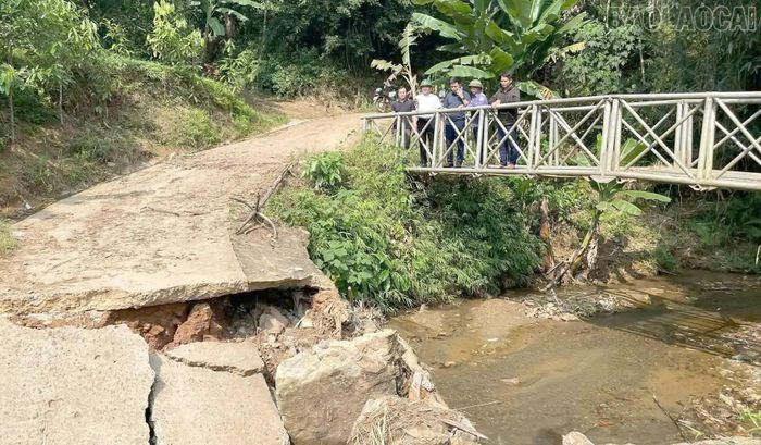 Cây cầu thôn Nhược trước đây, chỉ dành cho người đi bộ, xe máy.