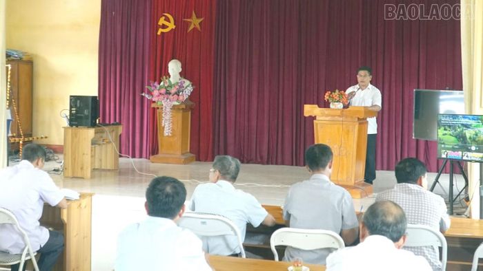 Đồng chí Lê Quang Đạo - Phó Bí thư Thường trực Đảng ủy xã Châu Quế đối thoại trực tiếp với người dân thôn Đồng Tâm.
