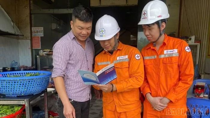 Tuyên truyền khách hàng sử dụng điện an toàn.