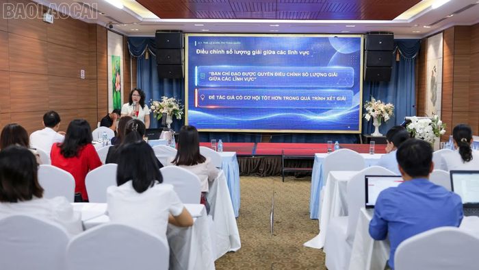 Giảng viên truyền đạt các thông tin liên quan đến Cuộc thi Sáng tạo thanh thiếu niên, nhi đồng tỉnh Lào Cai