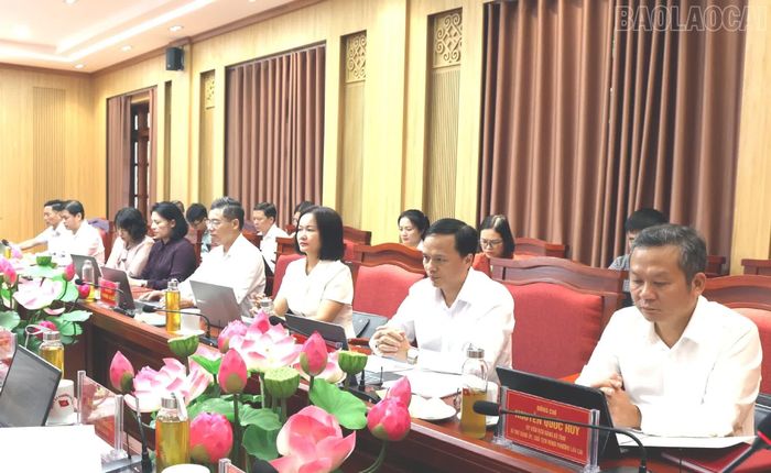 Lãnh đạo phường Lào Cai và xã Trấn Yên tiếp thu ý kiến chỉ đạo của các đồng chí lãnh đạo tỉnh.