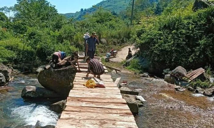 Người dân chung sức dựng lại cầu.