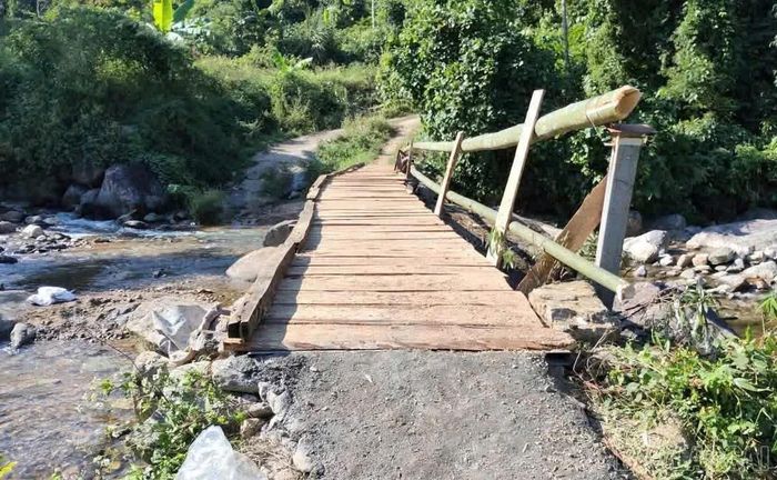 Cây cầu được khôi phục giúp hỗ trợ việc đi lại của hơn 30 hộ dân ở Tà Moòng.