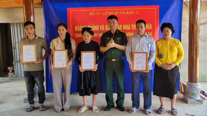 Trao hỗ trợ cho các gia đình.