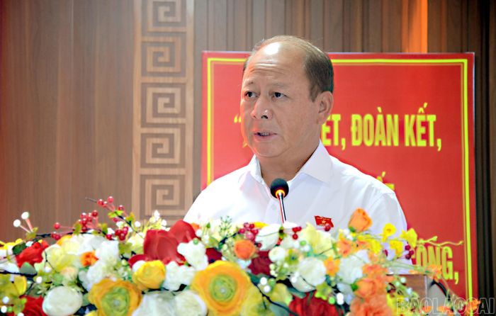 Đồng chí Phó Trưởng đoàn chuyên trách Đoàn đại biểu Quốc hội tỉnh Sùng A Lềnh phát biểu tại hội nghị.