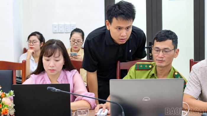 Các học viên được hướng dẫn truy cập, khai thác, sử dụng Nền tảng Kho dữ liệu của tỉnh.