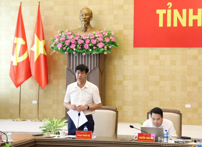 Phó Chủ tịch UBND tỉnh Phan Trung Bá phát biểu tại cuộc họp.