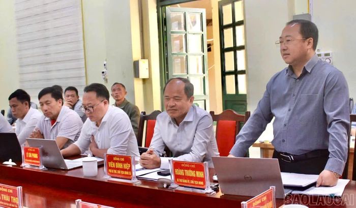 Đồng chí Hoàng Trường Minh - Bí thư Đảng ủy, Chủ tịch HĐND xã Sín Chéng phát biểu tại buổi làm việc với Đoàn khảo sát của Thường trực HĐND tỉnh.