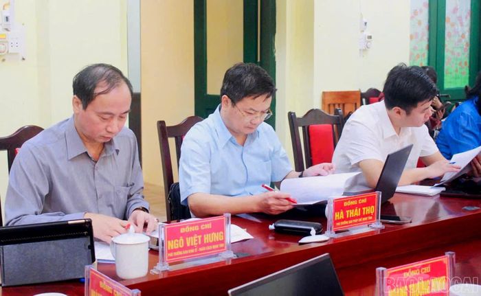 Các thành viên Đoàn khảo sát của Thường trực HĐND tỉnh.