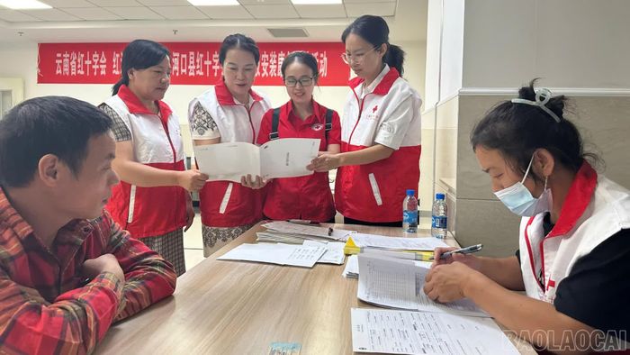 Cán bộ Hội Chữ thập đỏ 2 địa phương rà soát thông tin người khuyết tật được thăm khám.