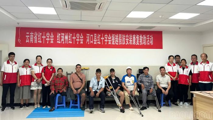 7 người khuyết tật đã được thăm khám, đo đạc và thực hiện các bước chuẩn bị lắp chi giả.