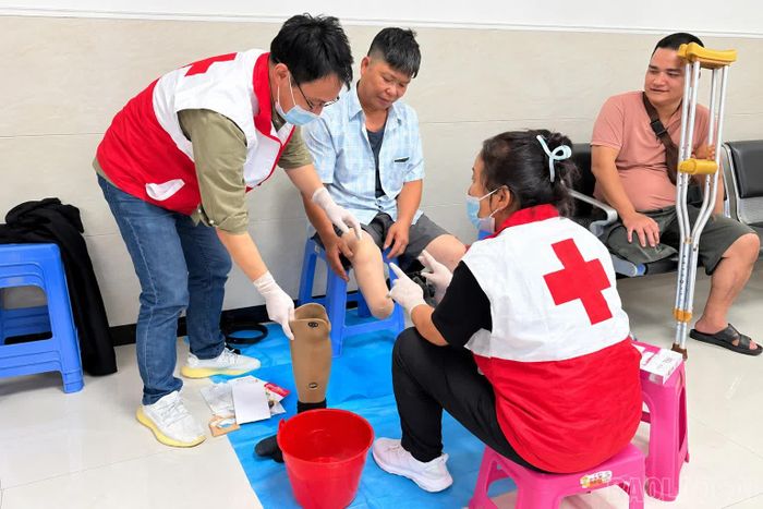 Người khuyết tật được cẩn thận đo các thông số kỹ thuật.