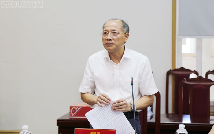 Tiến sĩ Hứa Tân Hưng - Hiệu trưởng Trường Chính trị tỉnh báo cáo công tác chuẩn bị cho buổi lễ.