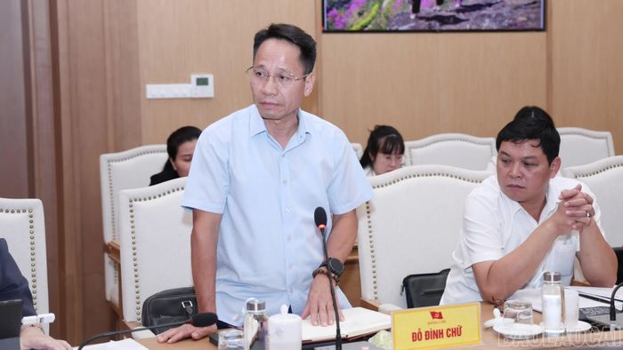 Phó Chủ tịch UBND tỉnh Vũ Thị Hiền Hạnh và các đại biểu thảo luận tại hội nghị.